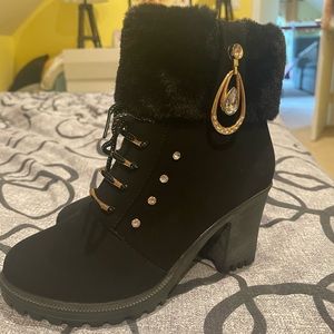 Black heeled fall boots with fur